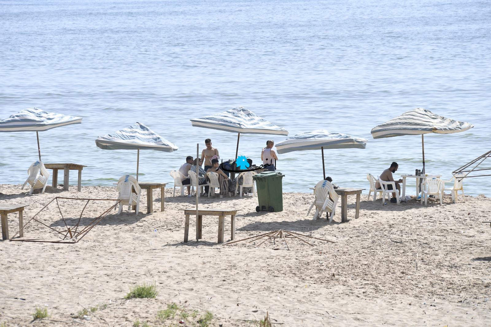 بالصور - محبو السباحة يلجؤون إلى الكورنيش البحري هربا من لهيب الصيف